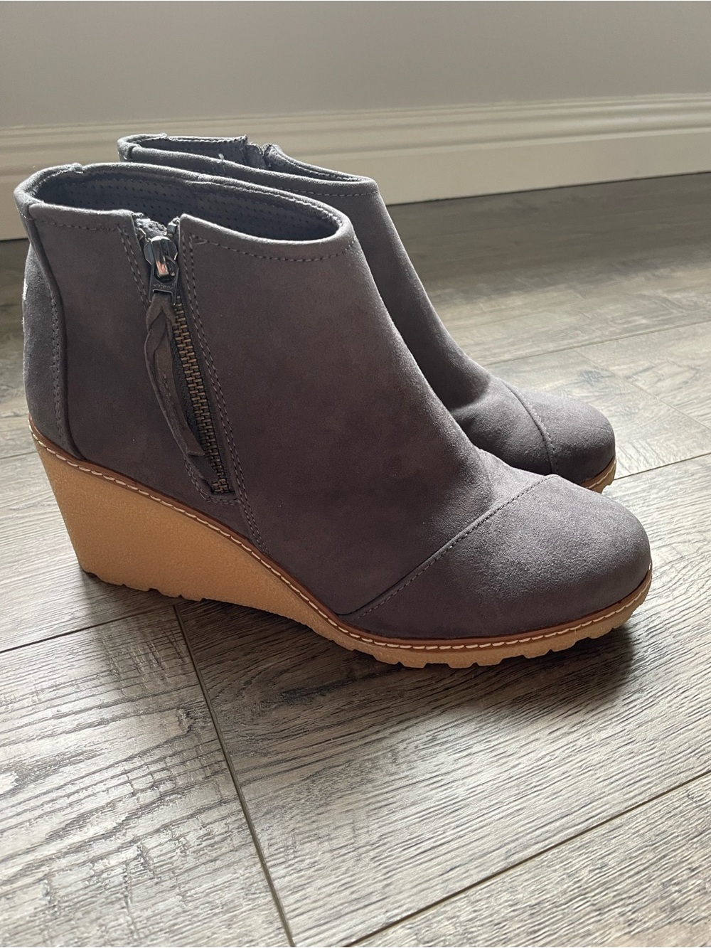Women's Gray Toms Wedge Ankle Boot Side Zip 9.5
